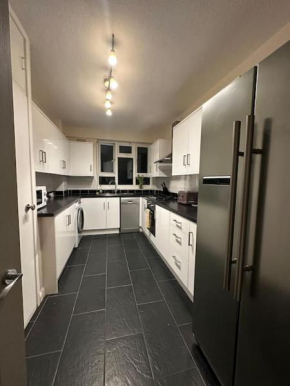 Lovely 3-4 bed flat in Kingston